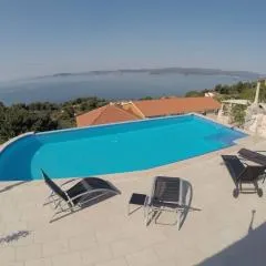 Holiday house with private pool Mokalo