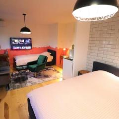 Room Emma,between bus and train station,Netflix,speed Wi-Fi