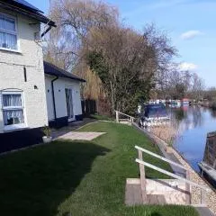 Picturesque Riverside Cottage - 2 bedroom