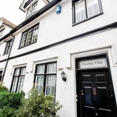 NEW Bespoke 2 BED Town Centre Serviced Apartment