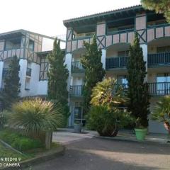 Studio lumineux idéalement situé (golf et plage).