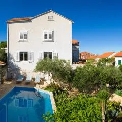 Holiday Home Lukrecia, for 9, private pool, free parking, 450 m from the beach
