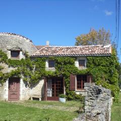 Traditional Charentais cottage in countryside 25 minutes from Royan