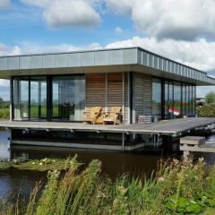 Lovely house boat in Goengahuizen with sauna