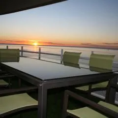 APARTAMENTO EN PRIMERA LINEA/BEACHFRONT APARTMENT