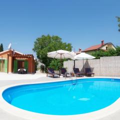 House Elvis, Sveti Kirin