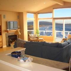 Sea Glass! AMAZING VIEWS!!!! On the Bluff! Walk to Beach! Hot Tub!! BBQ! Fast WiFi! A Dillon Beach Jewel!!!