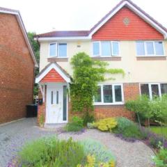 3 Bedroom house-close to Manchester airport-Free parking-private garden