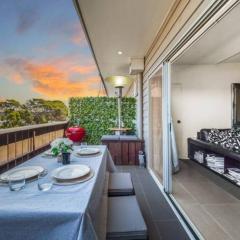 Modern 3 bedroom apartment, beach, surf & shops