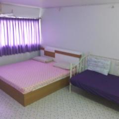 Room in Guest room - Chan Kim Don Mueang Guest House, free parking space and free Wifi