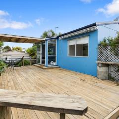 The Wee Blue Bach - Waikanae Beach Holiday Home