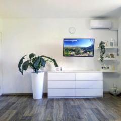 Біла 1 к Сіті центр 4 поверх ліфт вікна на парк