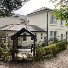 Hollyhocks Holiday Home- 2 bedroomed ground floor apartment sleeps 5