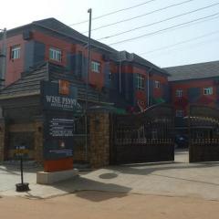 Room in Lodge - Wise Penny Suites and Spa