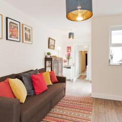 Charming Riverside Apartment - Minutes from City