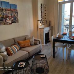Pretty and quiet top floor 2 bedroom flat in the port area of Nice