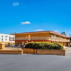 Econo Lodge Inn & Suites