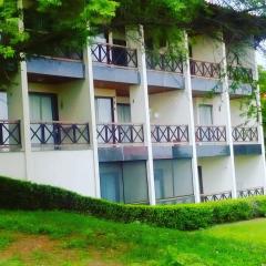 Flat Fazenda Cond Monte Castelo-Ao lado da Piscina