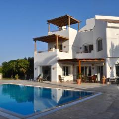 Villa with 5 bedrooms & 4 bathrooms - private heated pool