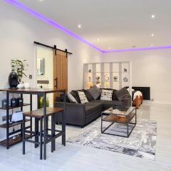 The Studio, Luxury Modern Apartment in The South Hams, Stunning walks on the doorstep, a 20 minute drive to the beautiful sandy beaches, quiet courtyard setting, Shops, Bars and Restaurants a short walk away!