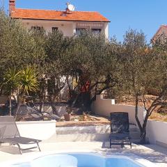 Compelx with detached house and spacious apartment