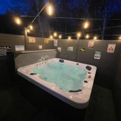 Tigers Wood - 2 bed hot tub lodge with free golf, NO BUGGY