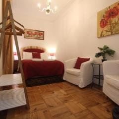 Nice and comfortable double room with private Patio, Central Lisbon, with shared bathroom