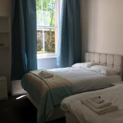 3 Bed Central Apartment - Pet Friendly & Parking