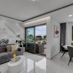 Luxury Promajna Beach Apartment