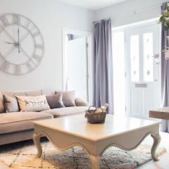 Modern Apartment with FREE Parking and WiFi