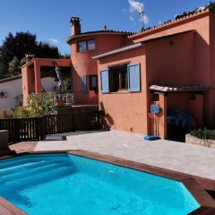 Villa única con piscina privada y vistas al mar.