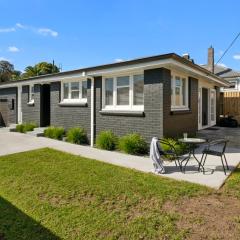 Bach on Pitau - Mt Maunganui Holiday Home