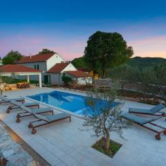 Holiday Home Vera, private salt water pool & jacuzzi