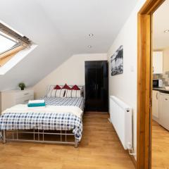 S6 Ensuite Loft Studio Space (Sandycroft Guest House)