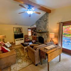 O1 Slopeside Bretton Woods cottage with AC large patio and private yard Walk to slopes