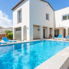 Goldhome - New house with private heated pool, parking, wifi, games room