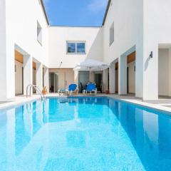 Goldhome - New house with private heated pool, parking, wifi, games room