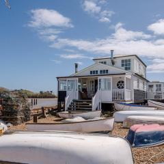 The Boathouse in Felixstowe Ferry - Stunning Waterfront Property