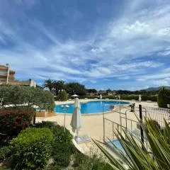 Beau studio dans résidence avec piscine et vue sur la ville - 5min des plages