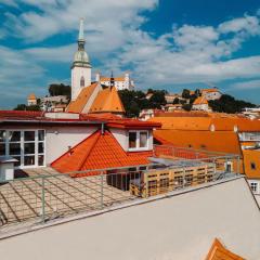 Majestic views from a 60m2 private terrace - Castle, Cathedral, Old Town