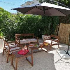 3 min à pieds & 200 m de la Grande Plage des Lecques - Terrasse et Jardin - Fabuleux T2 - Carré d'Or