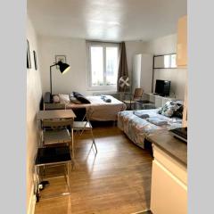 Large, hyper central studio. Historical Paris