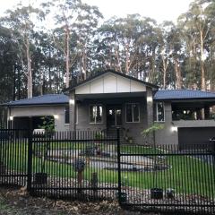 Self contained apartment a few mins from Puffing Billy in Clematis