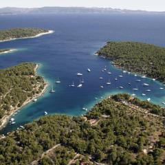 Apartment in Bol with sea view, balcony, air conditioning, Wi-Fi (652-1)