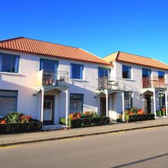 Les Troupes Apartments