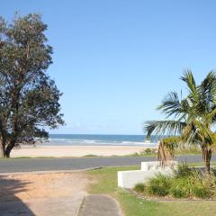 Beachfront 4 Unit 4 of 12 Bundella Ave LC