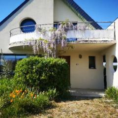 Chambre dans Maison fleurie et calme