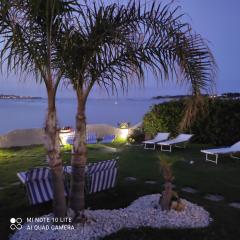 Casa con piscina e vista mare dal giardino