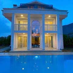 Villa White House, 4 bedroom, Large private Pool, Close to Amenities