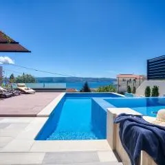 LUXURY VILLA PARADISE 120m from sandy beach, heated pool, billiard, max 12 pax